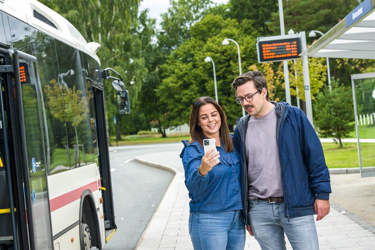 Bilde som viser passasjerer som venter på holdeplass - Klikk for stort bilde